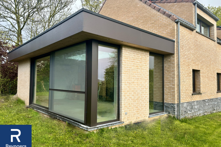 Aanbouw in afwerkingsfase met trespa en houten dakrand. Dient als ontwpanningsruimte met sauna en consultatieruimte/praktijk. Onderhoudsvriendelijke, kwalitatieve en duurzame materialen gebruikt.