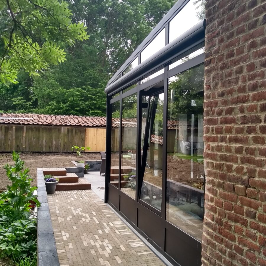 Veranda met screen op zijwand