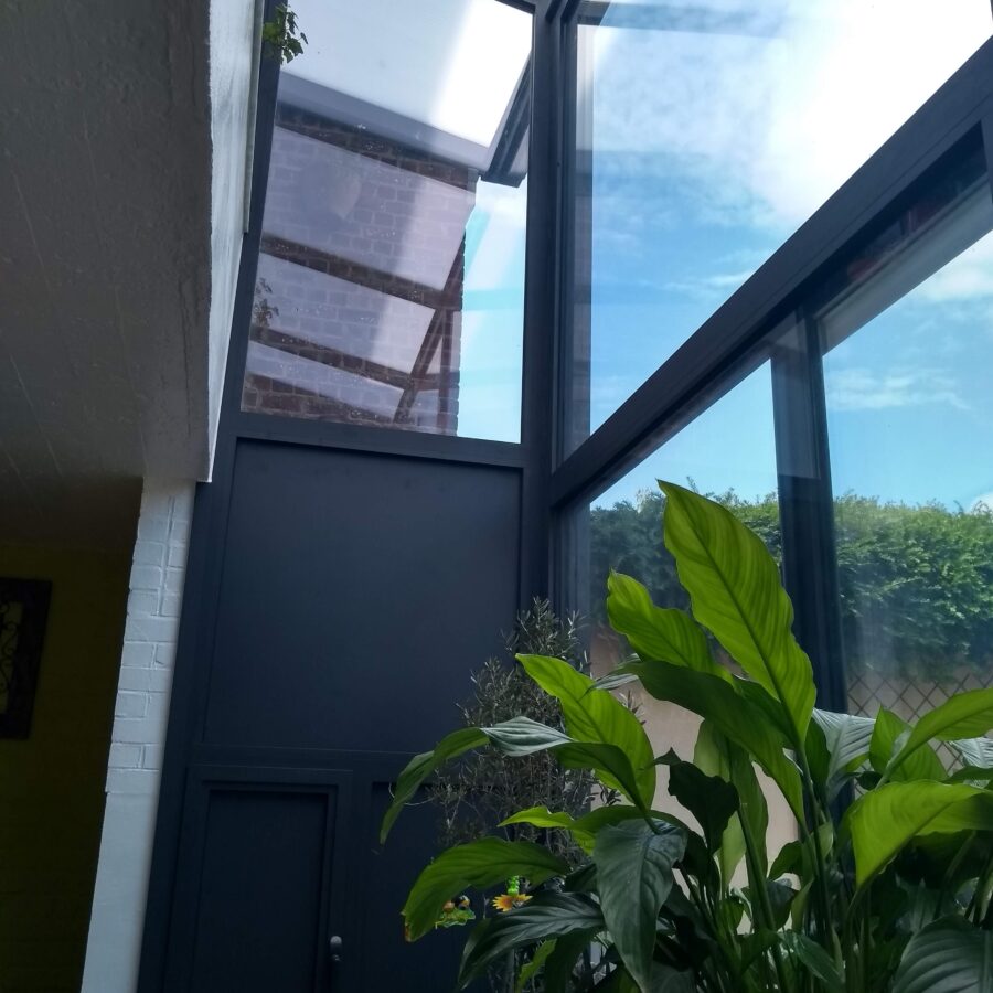 Veranda 2 verdiepingen polycarbonaat zonwerend glas schuifraam monorail Reynaers