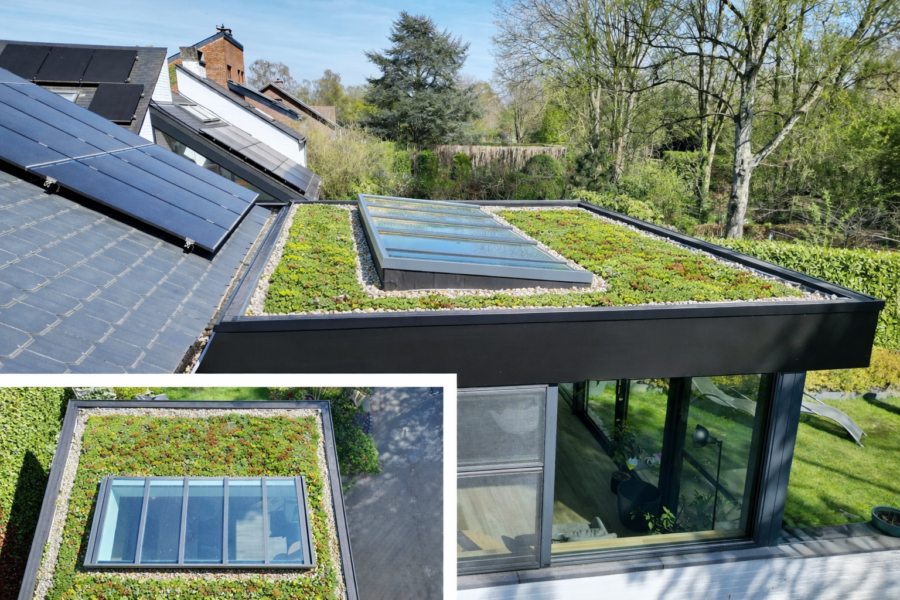 Moderne aanbouw met groendak in sedum op plat dak met lichtstraat en kiezelrand rondom